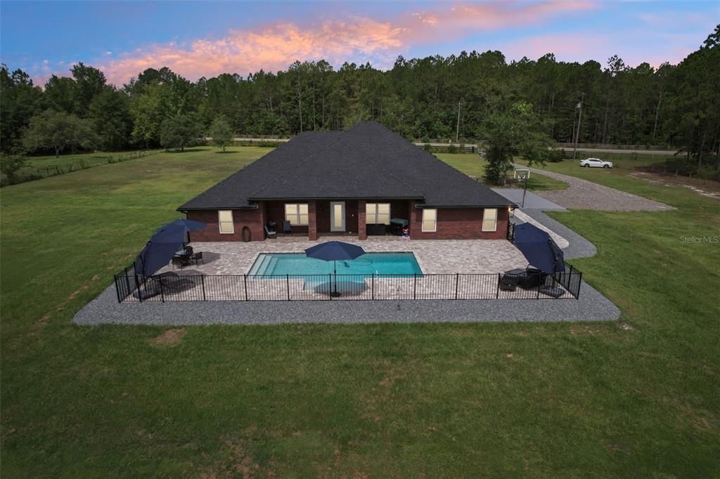 最近售出: $700,000 (4 贝兹, 2 浴室, 2400 平方英尺)