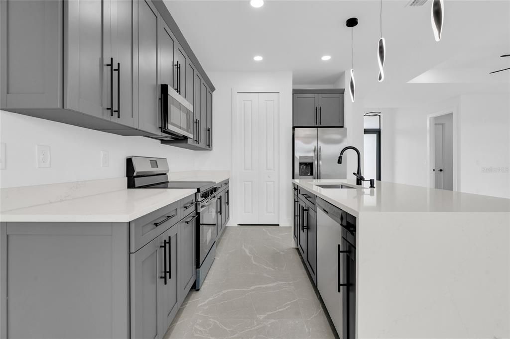 待售: $374,900 (4 贝兹, 3 浴室, 1774 平方英尺)