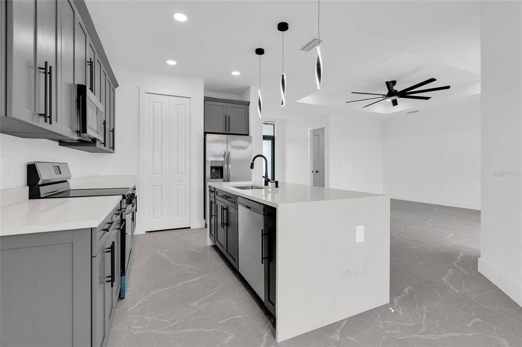 待售: $374,900 (4 贝兹, 3 浴室, 1774 平方英尺)