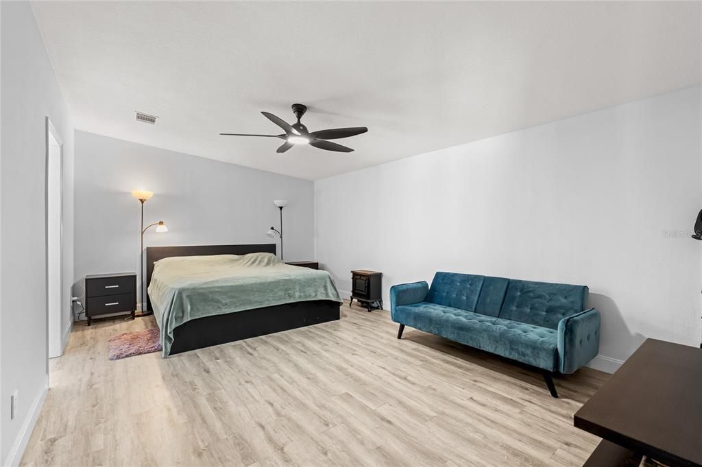 En Venta: $369,900 (4 camas, 3 baños, 2381 Pies cuadrados)