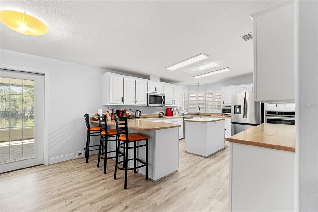 En Venta: $369,900 (4 camas, 3 baños, 2381 Pies cuadrados)