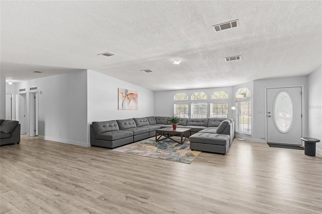 En Venta: $369,900 (4 camas, 3 baños, 2381 Pies cuadrados)