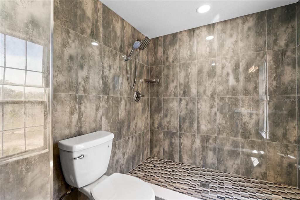 En Venta: $369,900 (4 camas, 3 baños, 2381 Pies cuadrados)