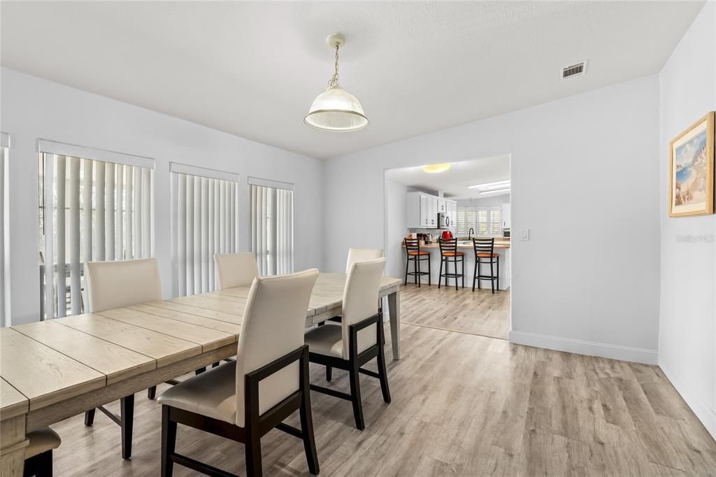 En Venta: $369,900 (4 camas, 3 baños, 2381 Pies cuadrados)