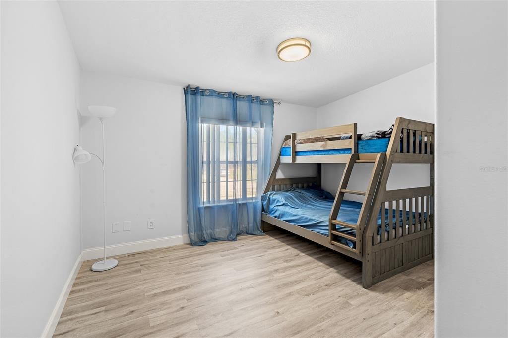En Venta: $369,900 (4 camas, 3 baños, 2381 Pies cuadrados)