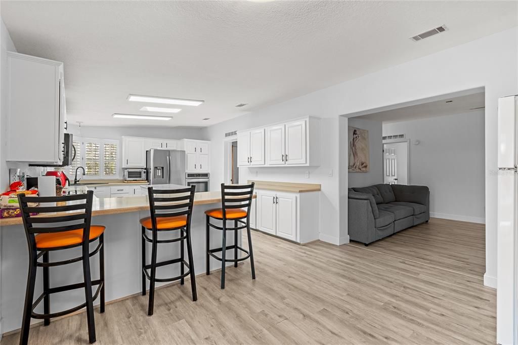 En Venta: $369,900 (4 camas, 3 baños, 2381 Pies cuadrados)