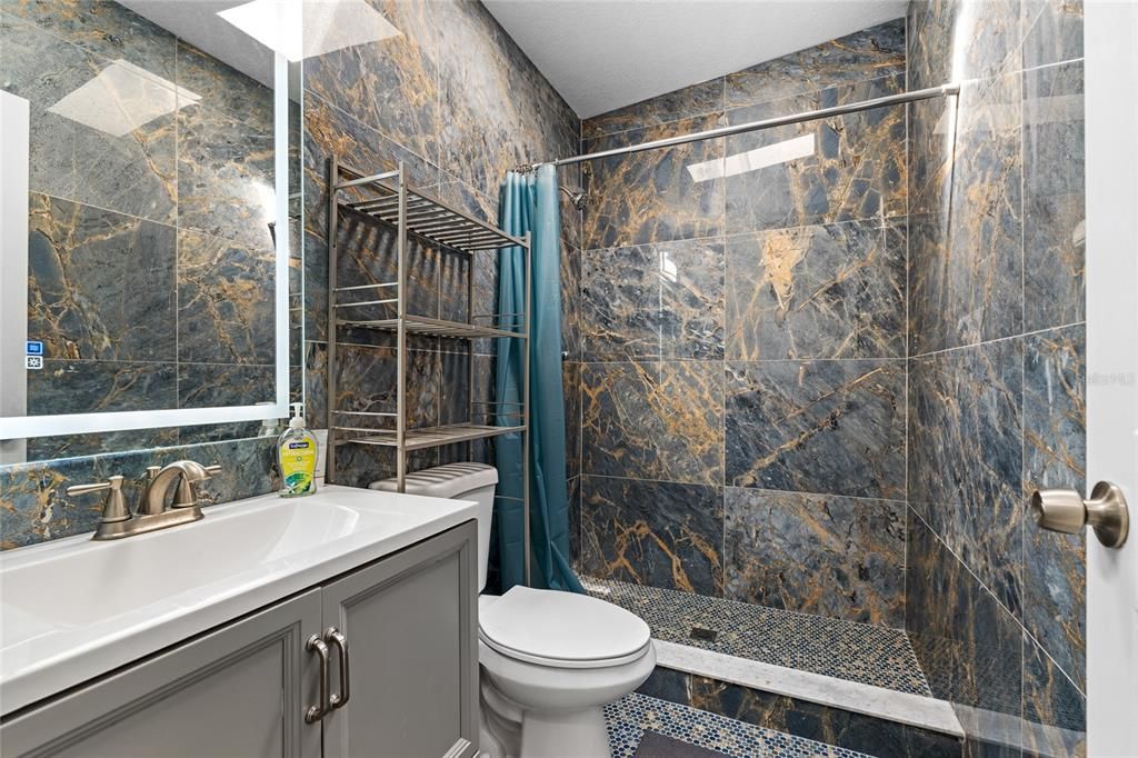 En Venta: $369,900 (4 camas, 3 baños, 2381 Pies cuadrados)