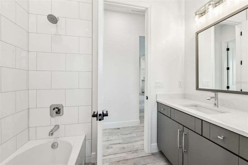 En Venta: $879,000 (4 camas, 3 baños, 2357 Pies cuadrados)