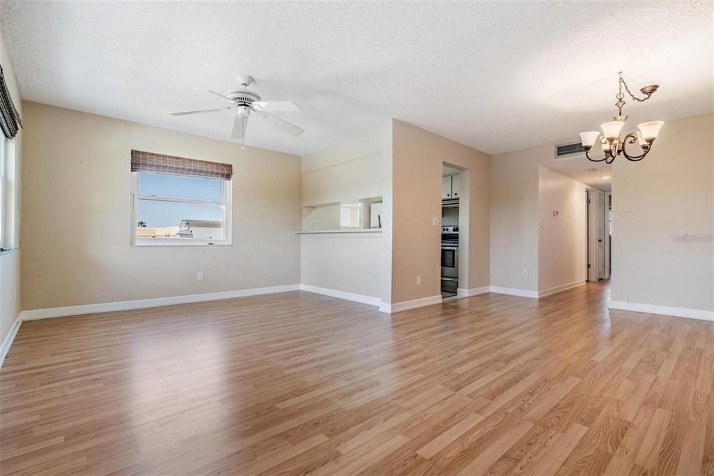 出租: $1,700 (2 贝兹, 2 浴室, 835 平方英尺)