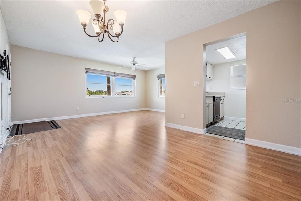 出租: $1,700 (2 贝兹, 2 浴室, 835 平方英尺)