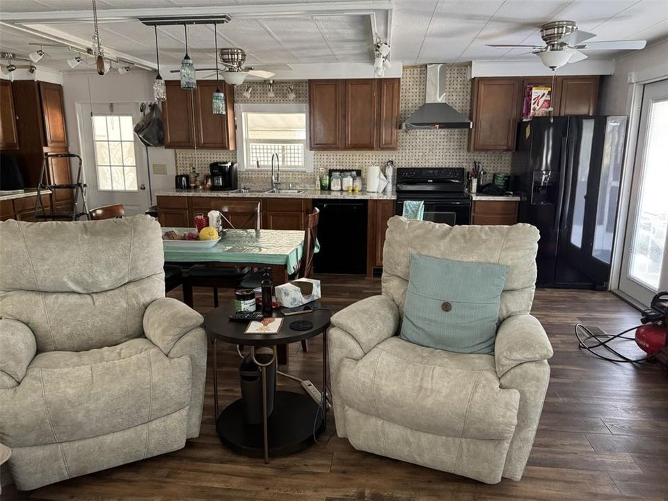 For Sale: $130,000 (2 beds, 2 baths, 1032 Square Feet)