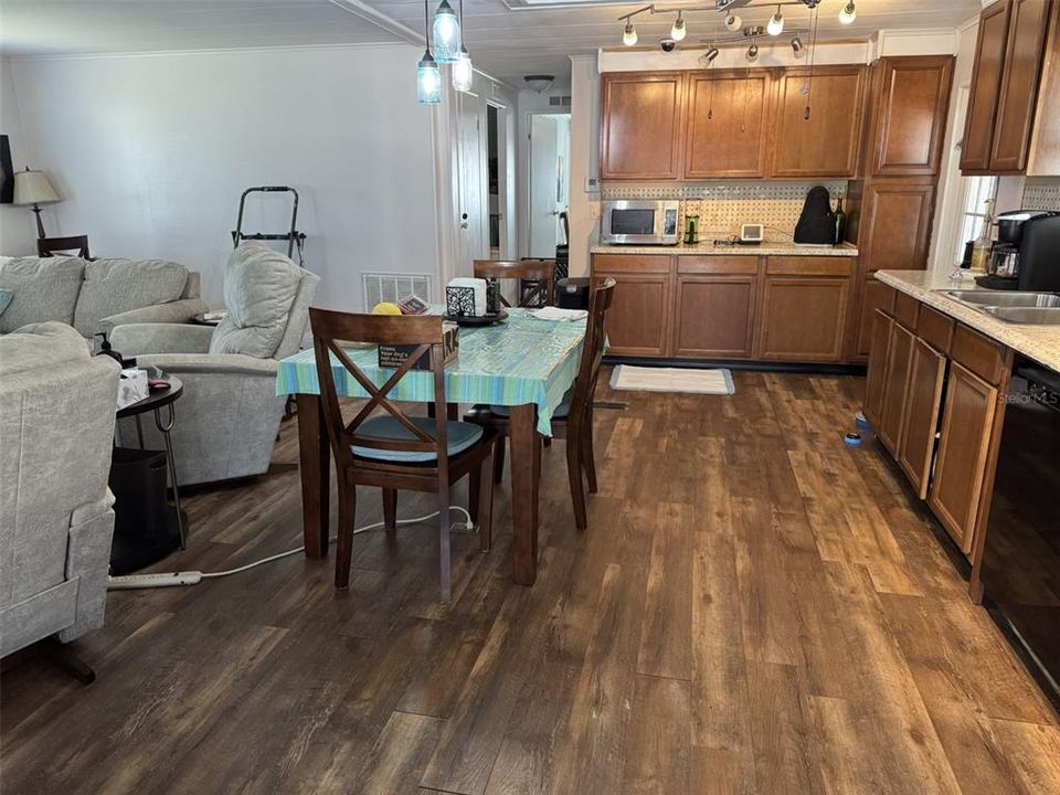 For Sale: $130,000 (2 beds, 2 baths, 1032 Square Feet)