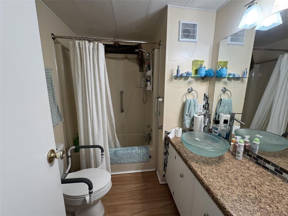 For Sale: $130,000 (2 beds, 2 baths, 1032 Square Feet)