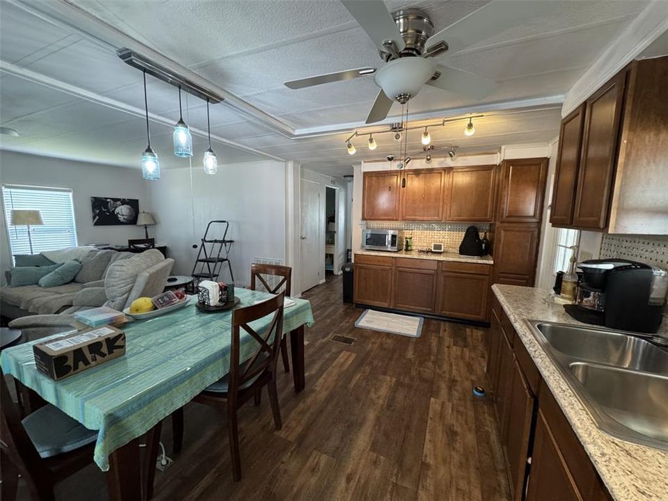 For Sale: $130,000 (2 beds, 2 baths, 1032 Square Feet)