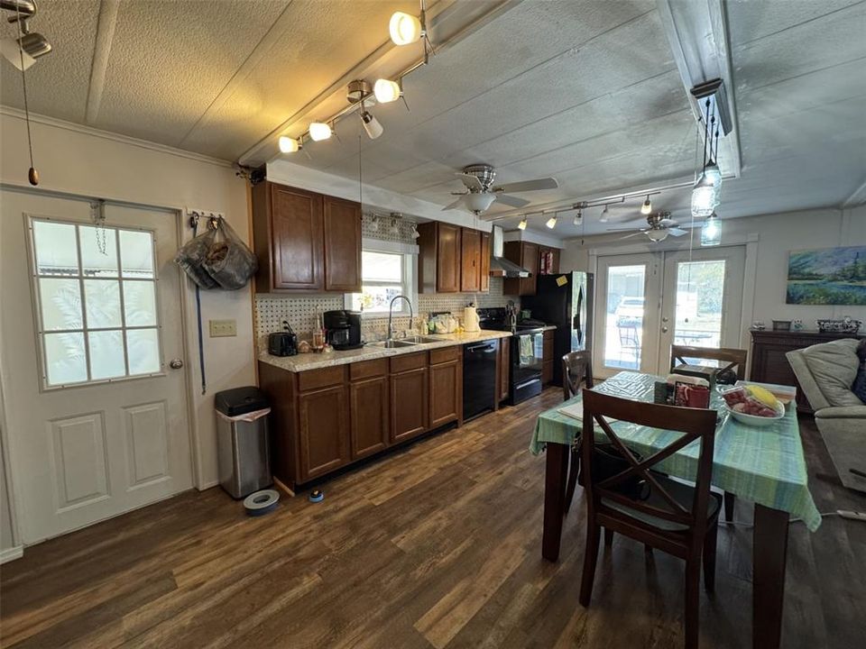 For Sale: $130,000 (2 beds, 2 baths, 1032 Square Feet)