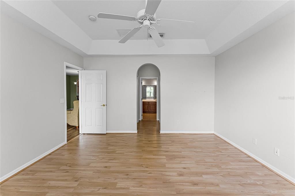 合同活跃: $250,000 (2 贝兹, 2 浴室, 1326 平方英尺)