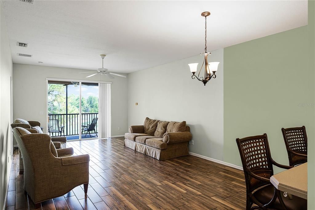 合同活跃: $250,000 (2 贝兹, 2 浴室, 1326 平方英尺)