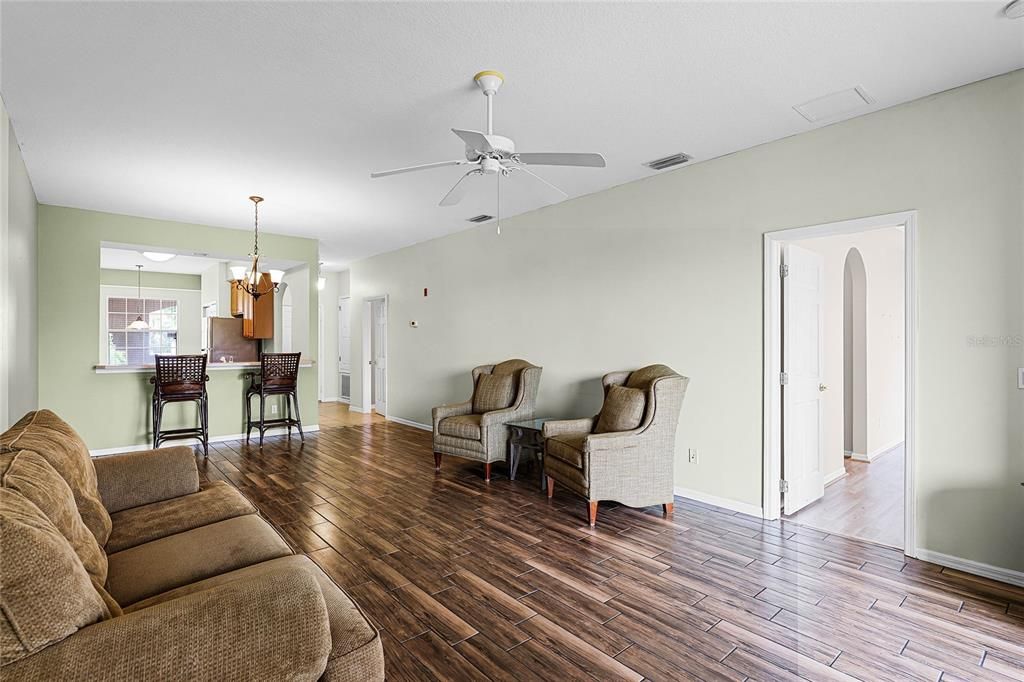 合同活跃: $250,000 (2 贝兹, 2 浴室, 1326 平方英尺)