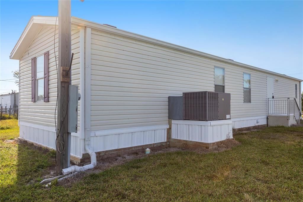 For Sale: $139,000 (2 beds, 2 baths, 896 Square Feet)