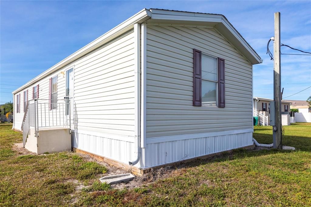 For Sale: $139,000 (2 beds, 2 baths, 896 Square Feet)