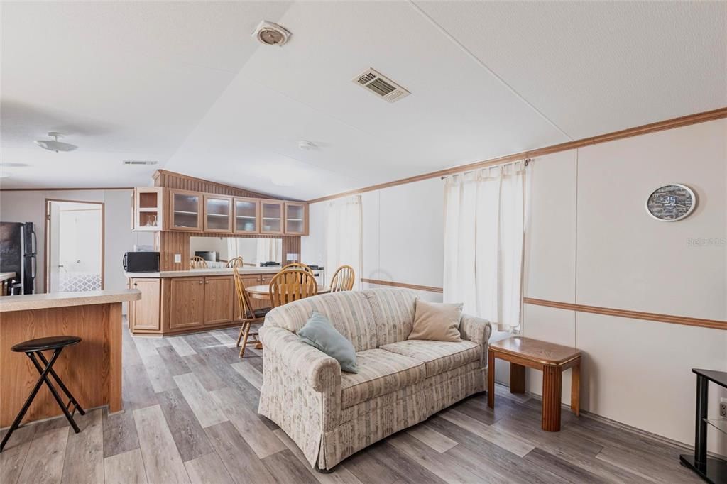 For Sale: $139,000 (2 beds, 2 baths, 896 Square Feet)