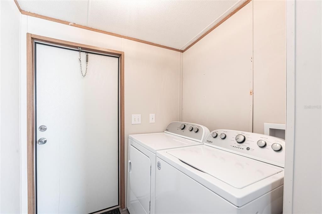 For Sale: $139,000 (2 beds, 2 baths, 896 Square Feet)