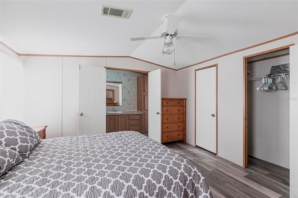 For Sale: $139,000 (2 beds, 2 baths, 896 Square Feet)