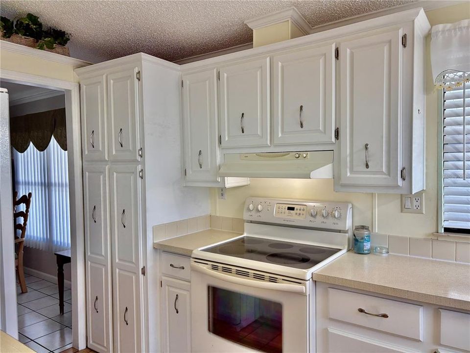 Active With Contract: $169,000 (2 beds, 2 baths, 1404 Square Feet)