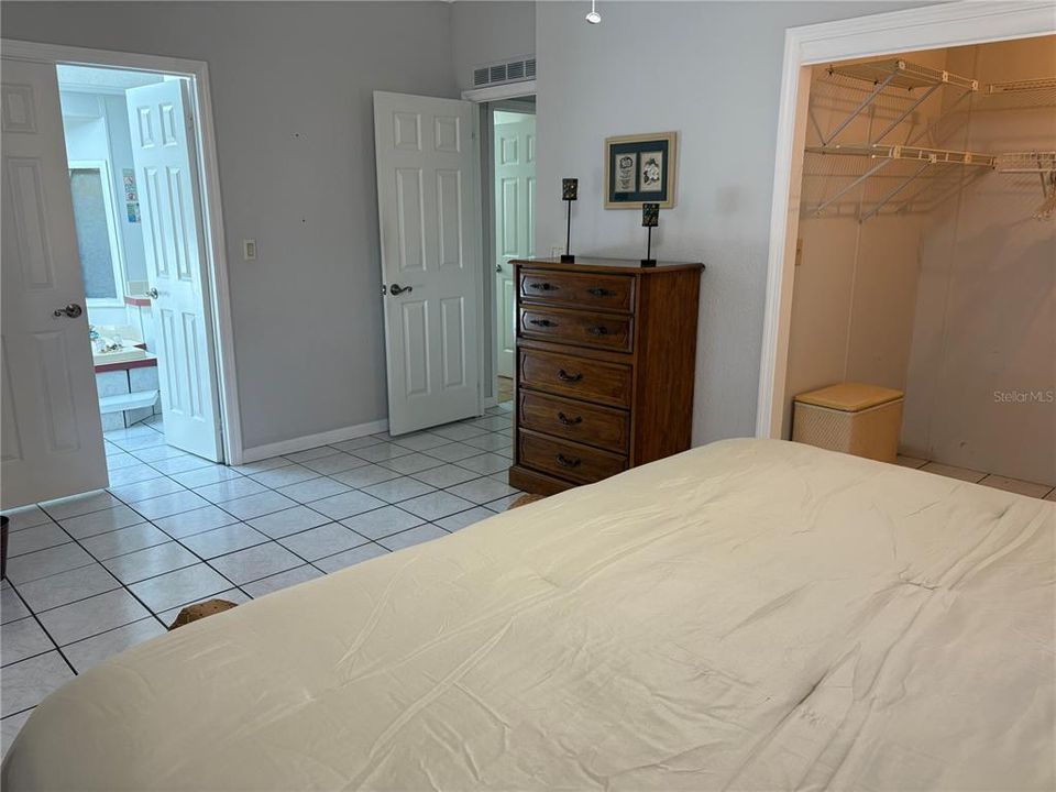 Active With Contract: $169,000 (2 beds, 2 baths, 1404 Square Feet)