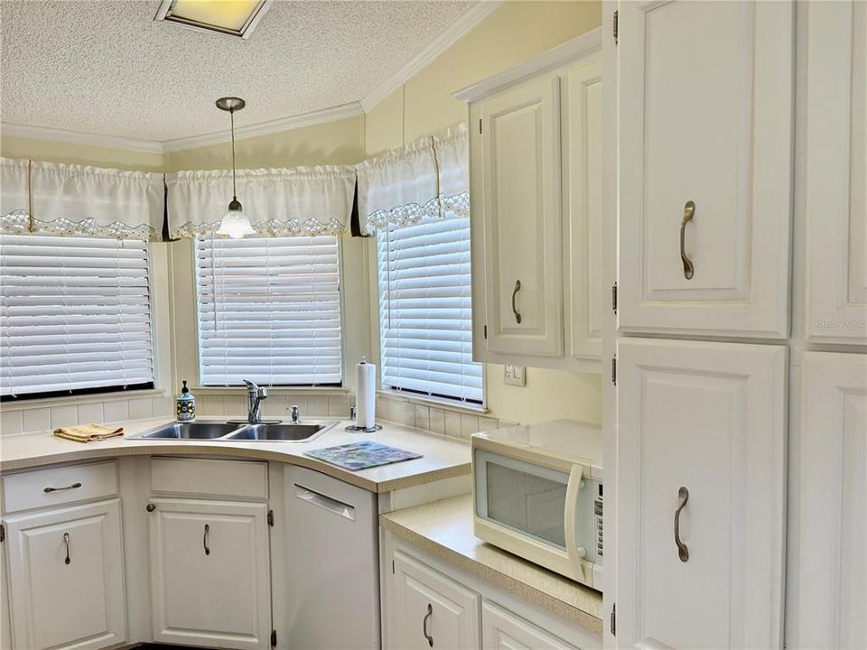 Active With Contract: $169,000 (2 beds, 2 baths, 1404 Square Feet)