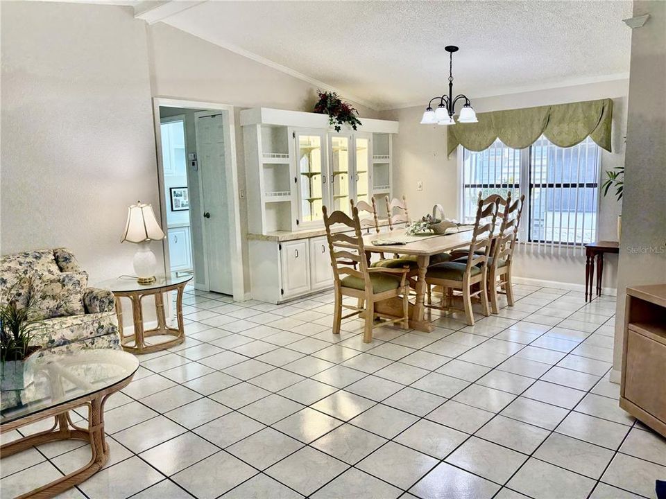 Active With Contract: $169,000 (2 beds, 2 baths, 1404 Square Feet)