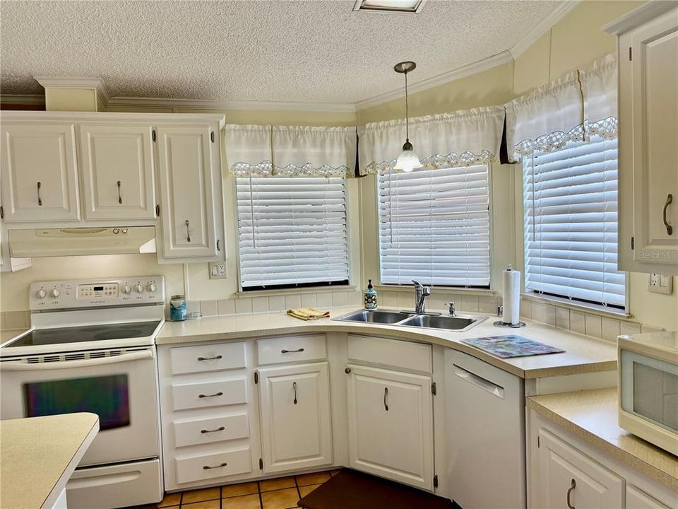 Active With Contract: $169,000 (2 beds, 2 baths, 1404 Square Feet)