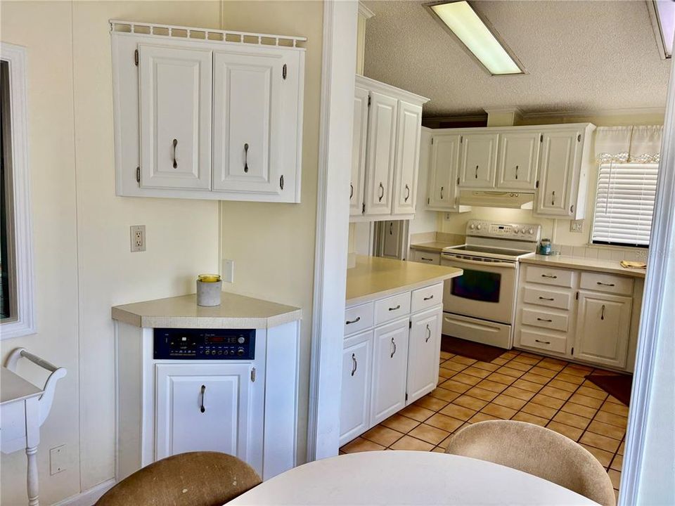 Active With Contract: $169,000 (2 beds, 2 baths, 1404 Square Feet)