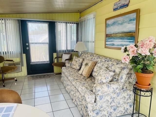 Active With Contract: $169,000 (2 beds, 2 baths, 1404 Square Feet)