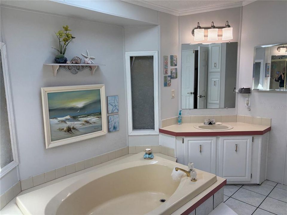 Active With Contract: $169,000 (2 beds, 2 baths, 1404 Square Feet)