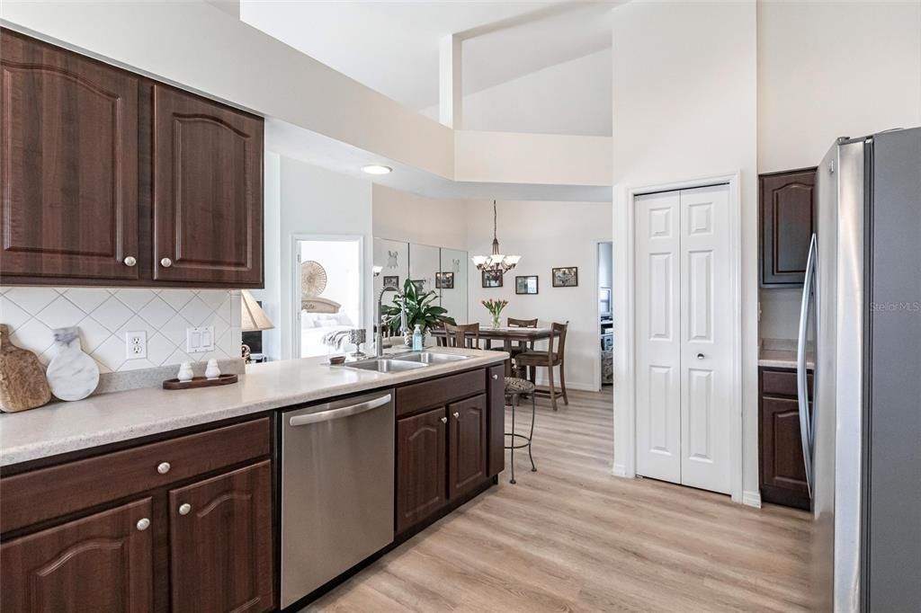 For Sale: $299,900 (2 beds, 2 baths, 1389 Square Feet)