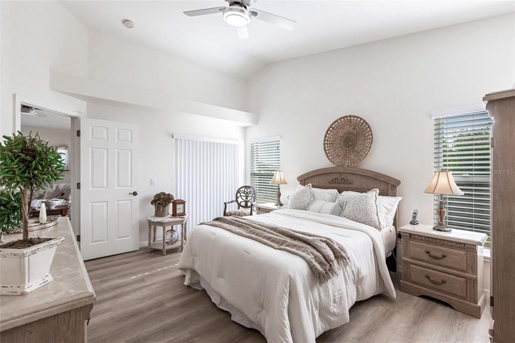 For Sale: $299,900 (2 beds, 2 baths, 1389 Square Feet)