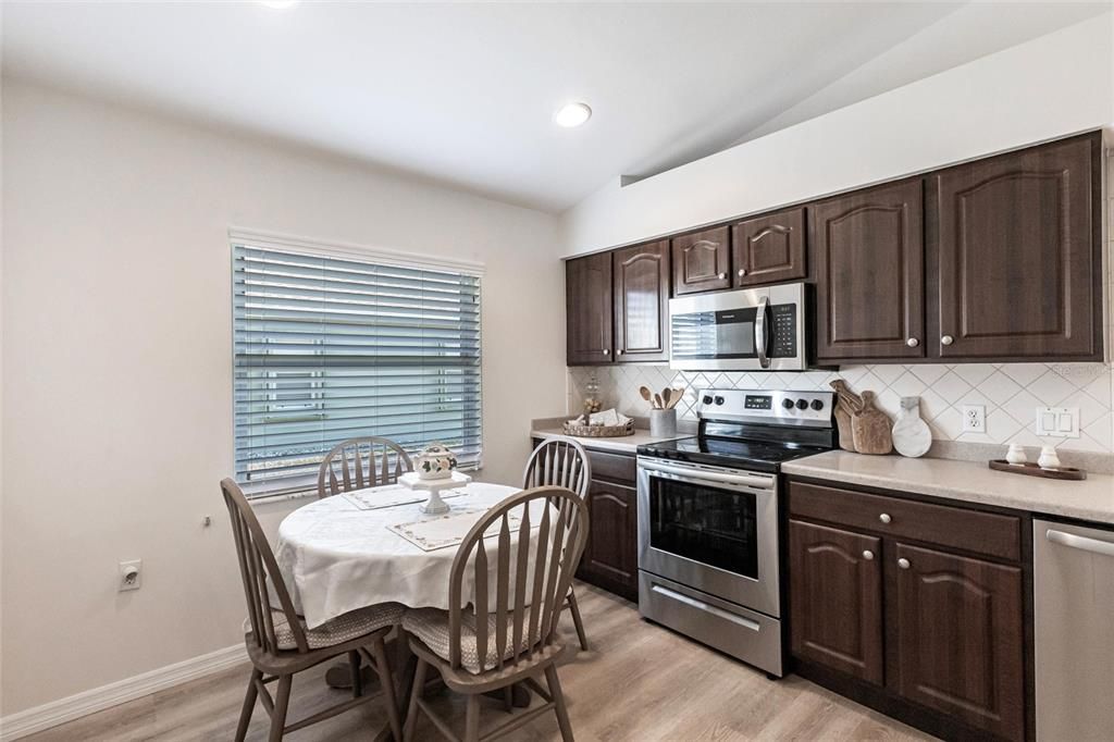 For Sale: $299,900 (2 beds, 2 baths, 1389 Square Feet)