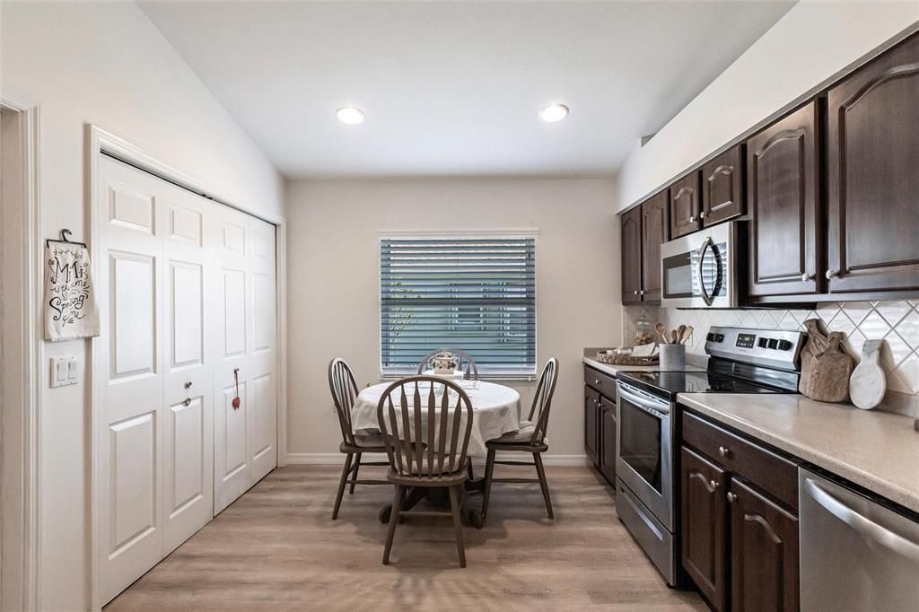 For Sale: $299,900 (2 beds, 2 baths, 1389 Square Feet)