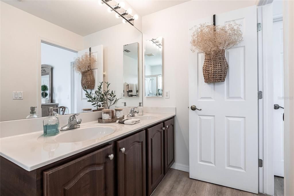 For Sale: $299,900 (2 beds, 2 baths, 1389 Square Feet)