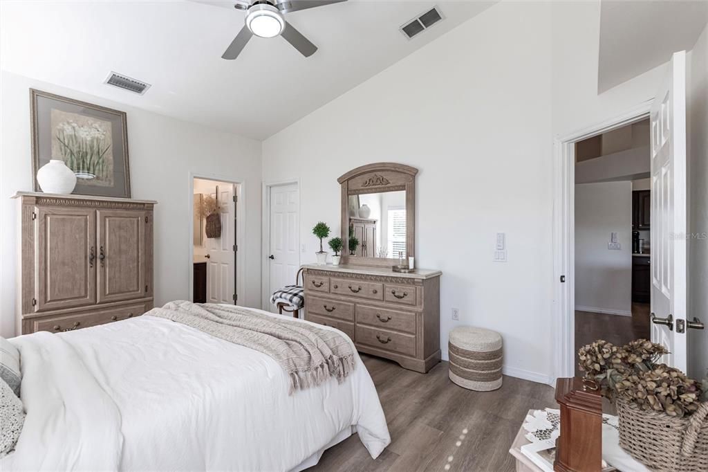 For Sale: $299,900 (2 beds, 2 baths, 1389 Square Feet)