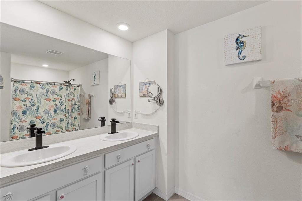 待售: $395,000 (5 贝兹, 3 浴室, 2447 平方英尺)