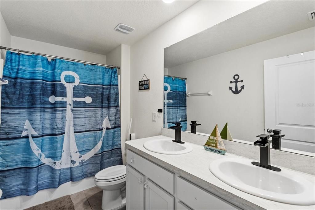 待售: $395,000 (5 贝兹, 3 浴室, 2447 平方英尺)