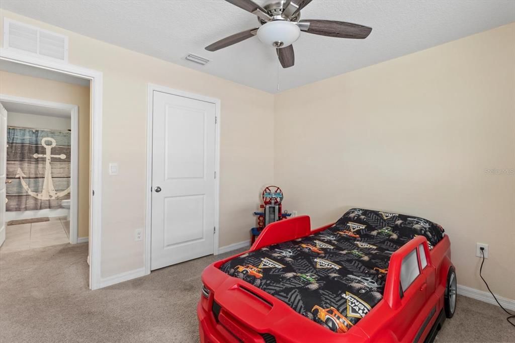 待售: $395,000 (5 贝兹, 3 浴室, 2447 平方英尺)