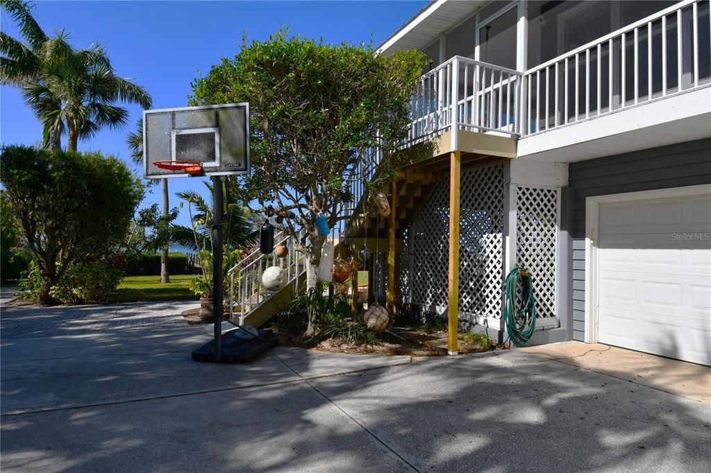 出租: $8,500 (3 贝兹, 2 浴室, 2574 平方英尺)