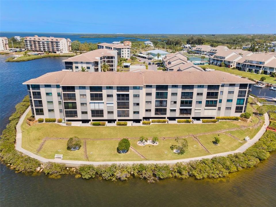 For Rent: $2,200 (2 beds, 2 baths, 1025 Square Feet)