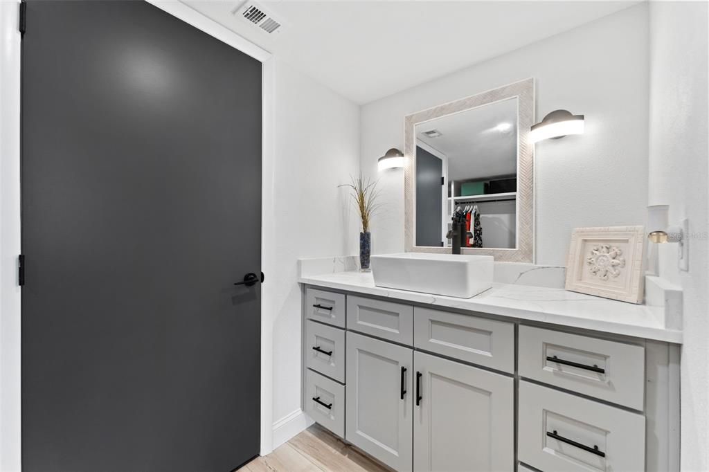 For Rent: $2,200 (2 beds, 2 baths, 1025 Square Feet)