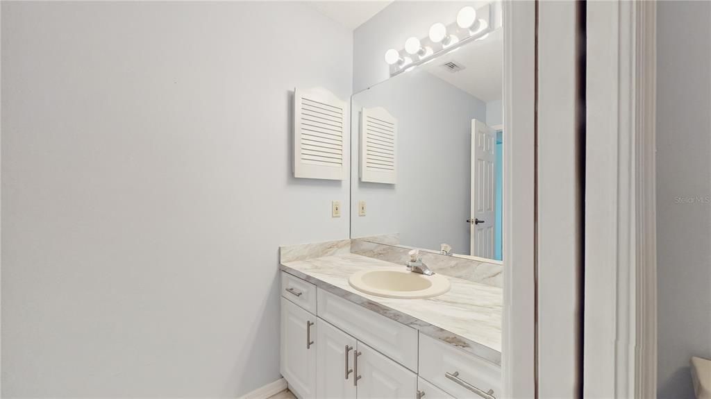 Под контрактом: $120,000 (2 спален, 1 ванн, 925 Квадратных фут)