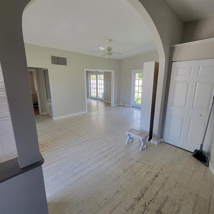 For Sale: $475,000 (3 beds, 2 baths, 1373 Square Feet)