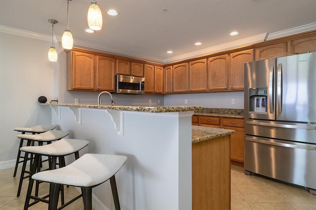 合同活跃: $974,000 (3 贝兹, 3 浴室, 2000 平方英尺)